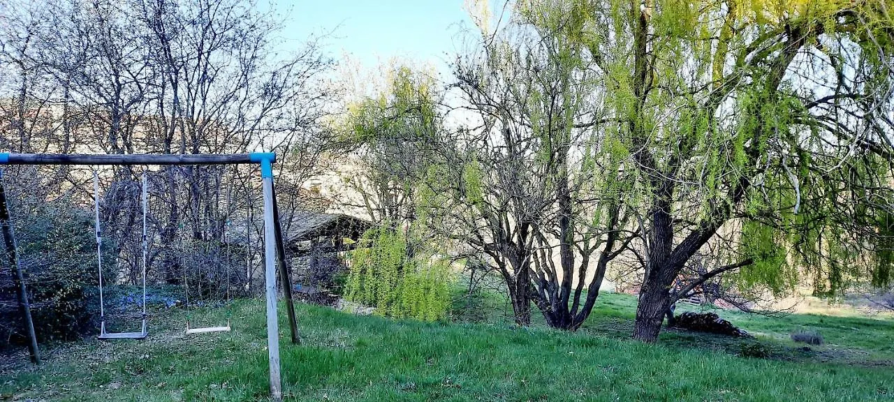 Maison Familiale Chaleureuse Idealement Situee Silhac France